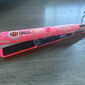 Amika Illuminati Flat Iron